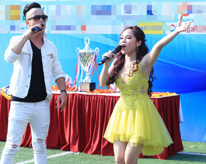 Diệu Ly, Việt Sơn cháy hết mình trong cái nắng gần 40 độ tại sân cỏ