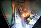Cảnh hỗn loạn tại khu tái chế rác do pin điện thoại phát nổ