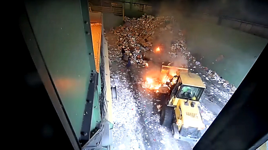 Cảnh hỗn loạn tại khu tái chế rác do pin điện thoại phát nổ