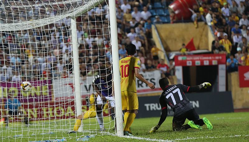 Oseni nâng tỷ số lên 2-0 cho Hà Nội FC