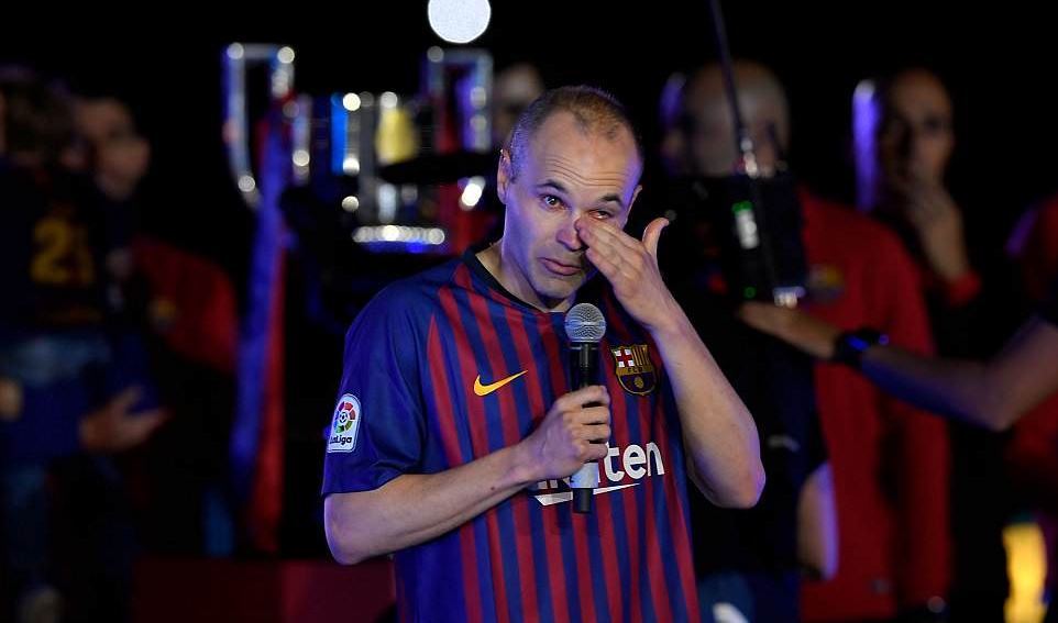 Coutinho lập siêu phẩm, Barca chia tay Iniesta đầy cảm xúc