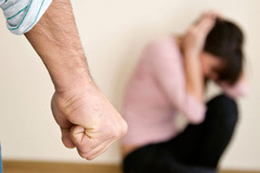 Chỉ vì lỡ dùng chai dầu gội đầu mua cho mẹ chồng mà anh ấy tát tôi một cái cháy má