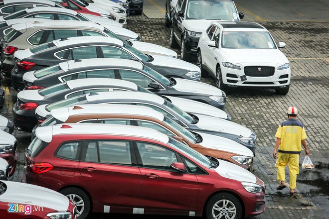 Vì sao hơn 800 xe BMW đắp chiếu hàng năm trời ở cảng?