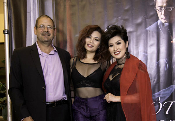 Ngọc Anh 3A mặc sexy cùng bạn trai tây đến chúc mừng Hồng Nhung