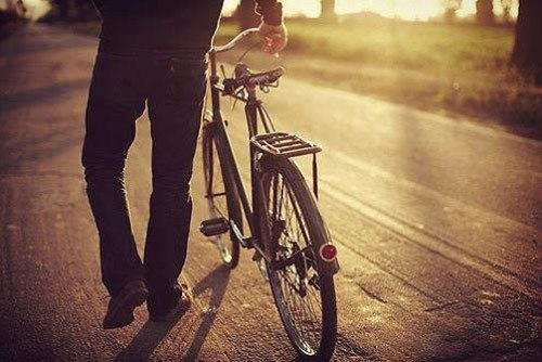 Bức xúc vì bạn gái thường xuyên sang nhà bạn trai thân ngủ ké điều hòa