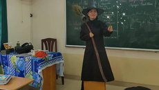 Cô giáo dạy văn hóa trang thành bà phù thủy Cô giáo dạy văn hóa trang thành bà phù thủy