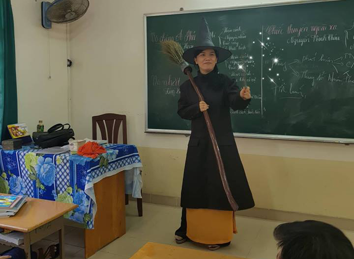Cô giáo dạy văn hóa trang thành bà phù thủy