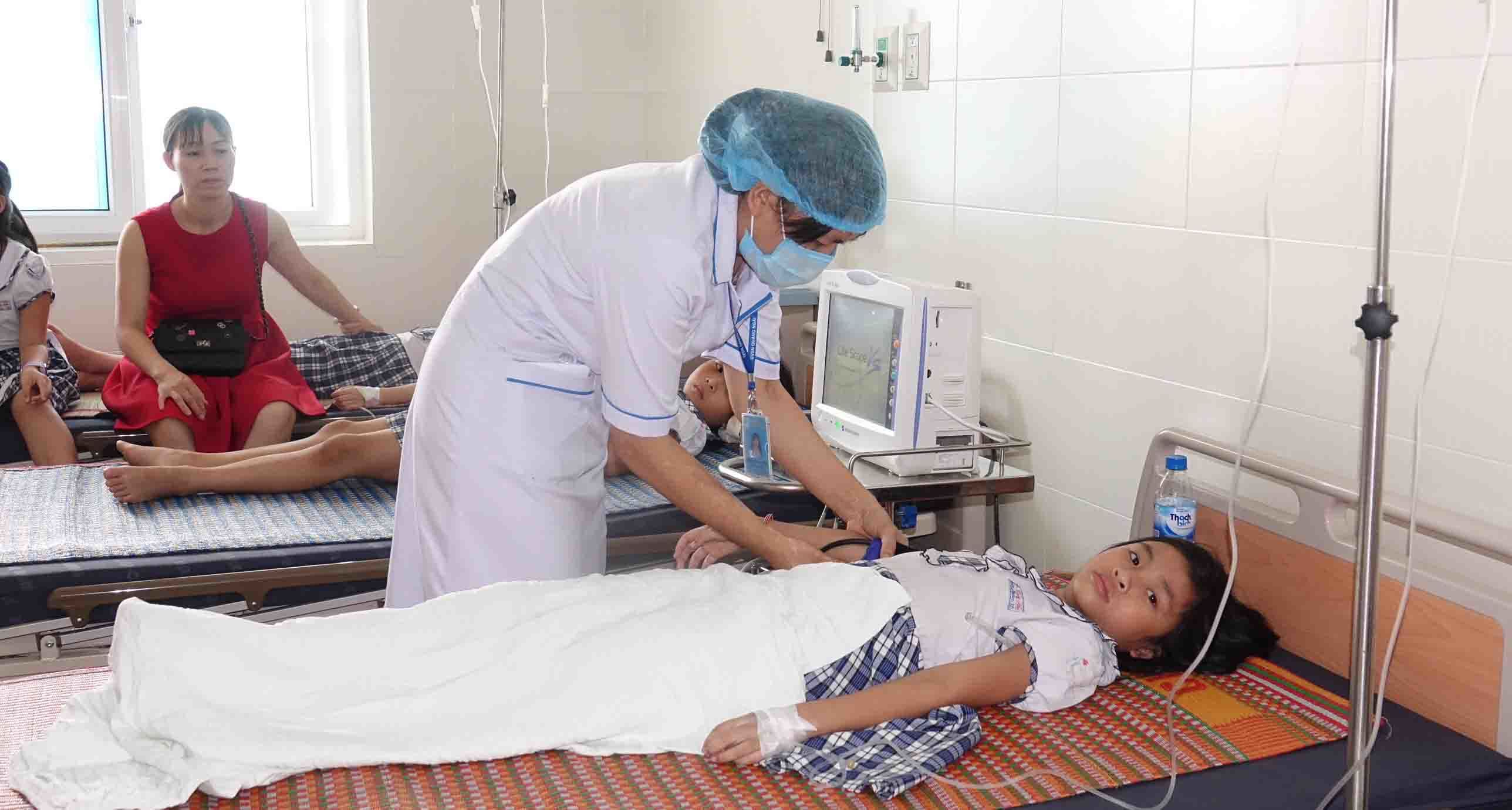 Hơn 40 học sinh ngộ độc nghi do uống trà sữa liên hoan cuối năm