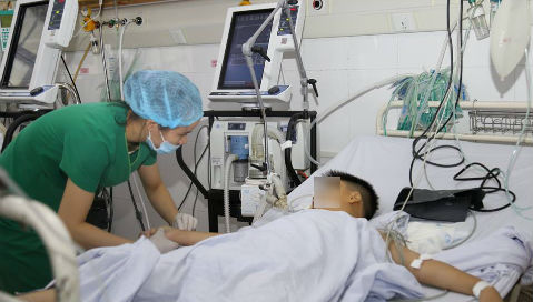 Bé trai bị ngưng tim, đuối nước khi đập đầu vào hồ bơi