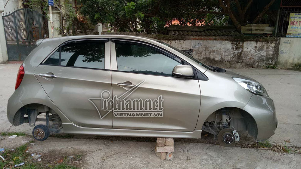 Hà Nội: Tá hỏa phát hiện xế hộp 'bốc hơi' 2 bánh sau một đêm