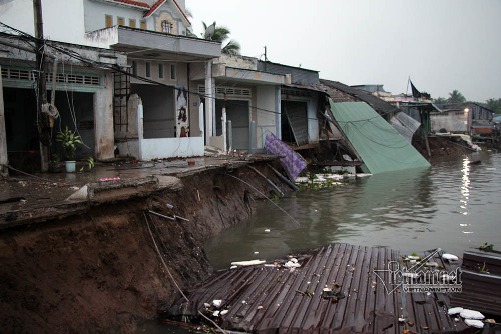 Sạt lở ở Cần Thơ, nhà đổ ầm xuống sông, dân tháo chạy tán loạn
