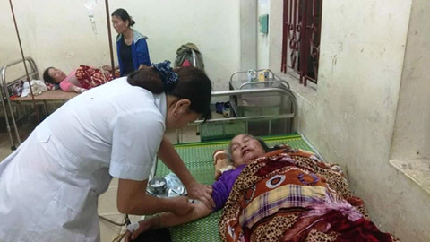 Ngồi trong nhà, 4 người bị sét đánh bất tỉnh