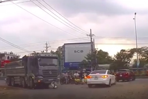 Xe máy bị cuốn vào gầm xe tải: Điểm mù và tình huống gây nhiều tranh cãi
