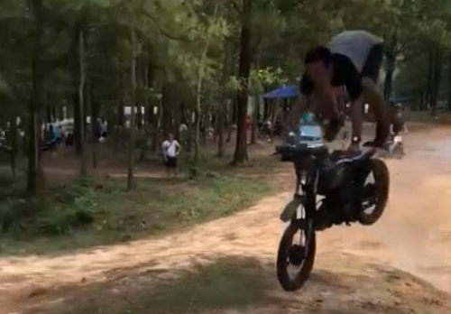 Thanh niên ngã lộn cổ khi biểu diễn xe máy