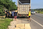 Chở nhau đi khám thai, xe tải cán vợ chết chồng nguy kịch