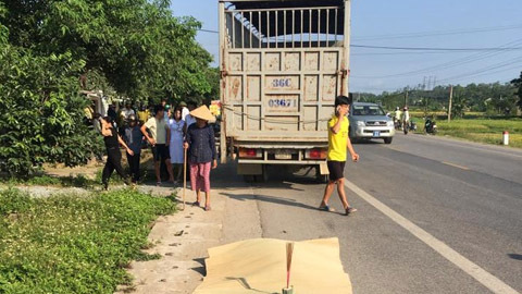 Chở nhau đi khám thai, xe tải cán vợ chết chồng nguy kịch