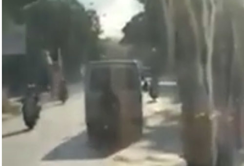 Thanh niên liều lĩnh bám sát đuôi ô tô để tránh nắng