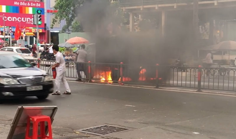 Xe tải chở hàng bốc cháy ngùn ngụt trên phố Sài Gòn