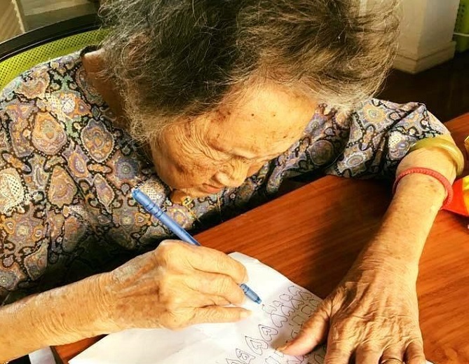 Cụ bà Hà Nội vẽ 1.000 trái tim trên giấy A4 tặng chồng quá cố