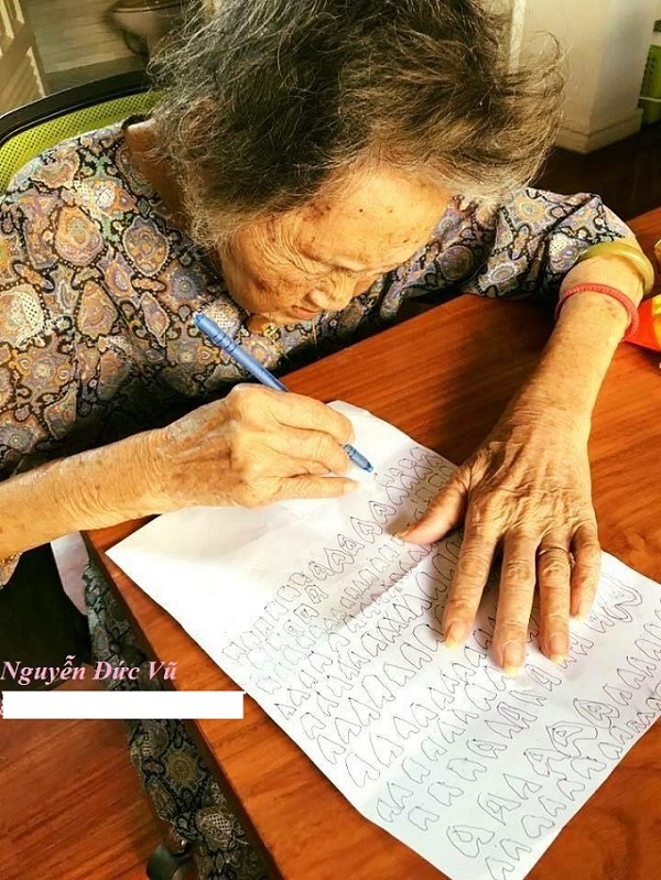 Cụ bà Hà Nội vẽ 1.000 trái tim trên giấy A4 tặng chồng quá cố