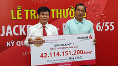 Chủ hãng xe Cần Thơ nhận độc đắc Vietlott 42 tỷ không đeo mặt nạ Chủ hãng xe Cần Thơ nhận độc đắc Vietlott 42 tỷ không đeo mặt nạ