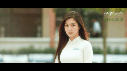 Hương Tràm mặc áo dài nữ sinh hát nhạc phim 'Em gái mưa'