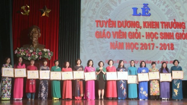 Tuyên dương hàng trăm giáo viên, học sinh giỏi năm học 2017 – 2018