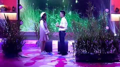 Chàng trai mang cả ‘rừng đom đóm’ rực sáng lên sân khấu để tỏ tình