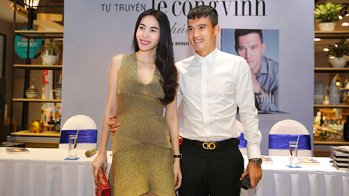 ​Vợ chồng Công Vinh, Thủy Tiên sánh đôi cùng ra mắt tự truyện để từ thiện