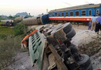 Tàu hỏa đâm ô tô: Lái tàu và phụ lái chết kẹt trong cabin