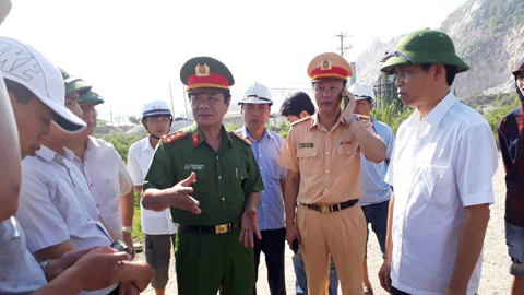 Tàu hỏa đâm xe tải: Công an lấy lời khai 2 người gác chắn