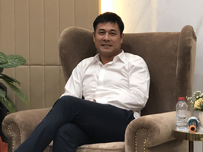 Chủ tịch CLB TPHCM Nguyễn Hữu Thắng học theo Công Vinh