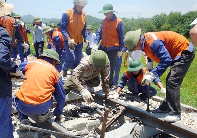 Hơn 300 người ‘đội nắng’ xuyên trưa giải cứu đường tàu