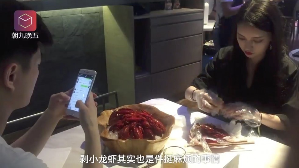 'Mỹ nữ' bóc tôm cho khách, lương tháng 35 triệu