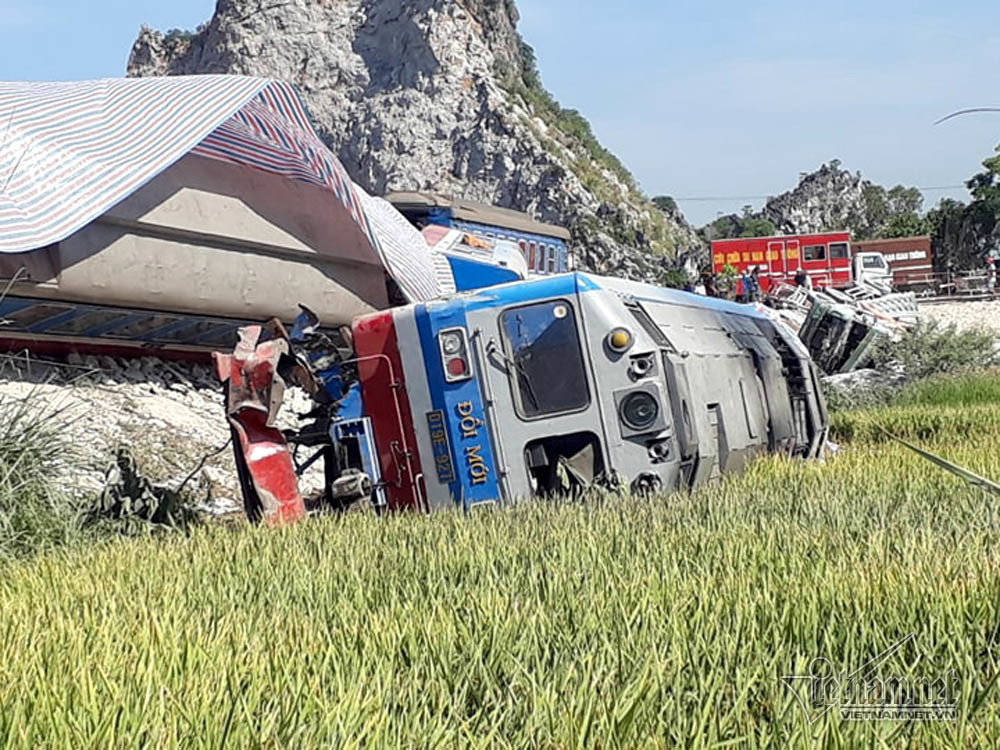 Tàu hỏa 'nghiến' ô tô, thảm kịch từ đường sắt