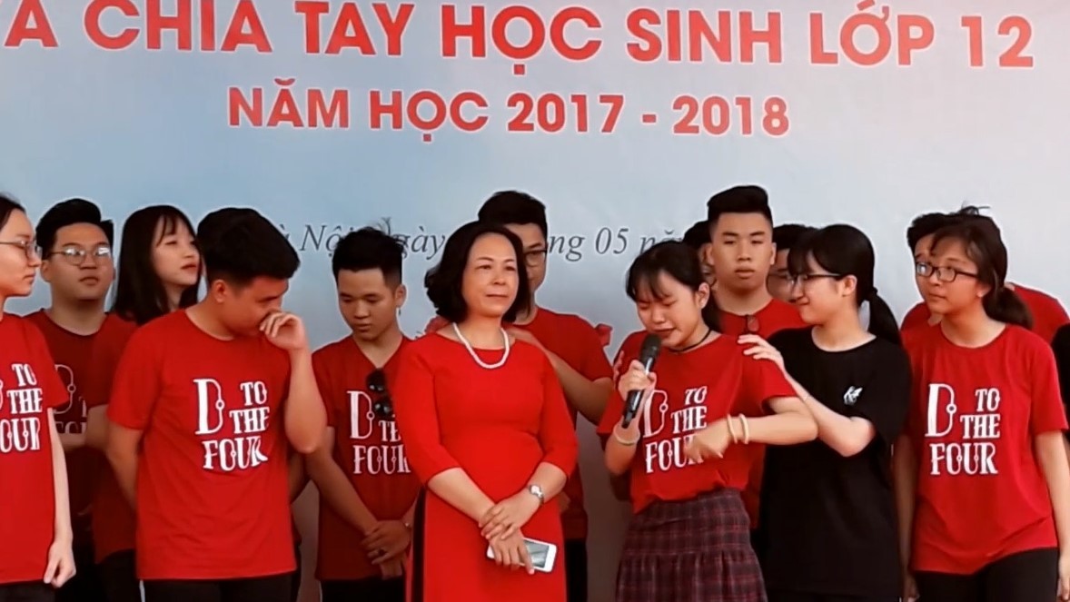 Học trò mếu máo xin lỗi cô giáo vì lười học trong ngày chia tay