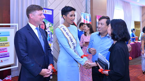 H’Hen Niê chung tay giúp người nhiễm HIV/AIDS