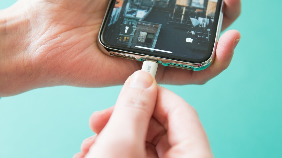 Người dùng iPhone mới thay pin được Apple hoàn tiền