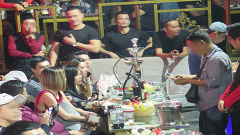 Đột kích quán bar ở trung tâm Sài Gòn, 70 dân chơi bị mời về làm việc