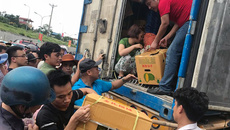 Hà Nội: Xếp hàng giữa trưa nắng, tranh mua 17 tấn sầu riêng ế Hà Nội: Xếp hàng giữa trưa nắng, tranh mua 17 tấn sầu riêng ế