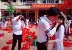 Nam sinh Thái Bình hôn bạn gái giữa sân trường trong lễ bế giảng