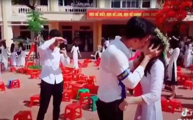 Nam sinh Thái Bình hôn bạn gái giữa sân trường trong lễ bế giảng