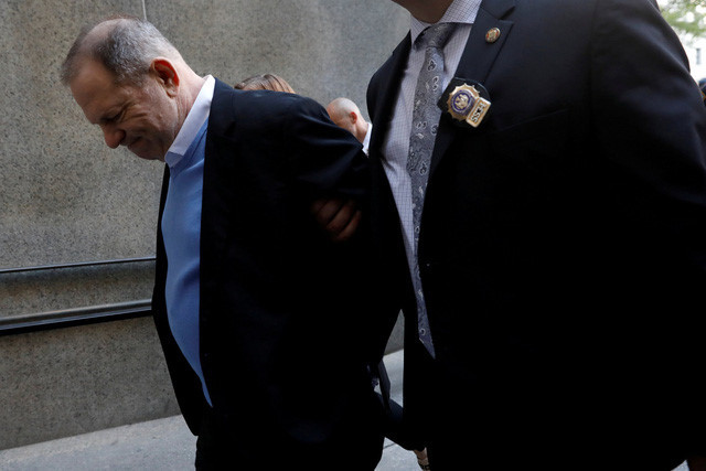Harvey Weinstein bị còng tay khi hầu tòa vì cáo buộc cưỡng hiếp