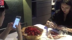 Nhân viên bóc vỏ tôm lương ngang giám đốc, 35 triệu đồng/tháng Nhân viên bóc vỏ tôm lương ngang giám đốc, 35 triệu đồng/tháng