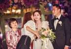 Chung Hân Đồng khóc trong đám cưới với chồng kém tuổi