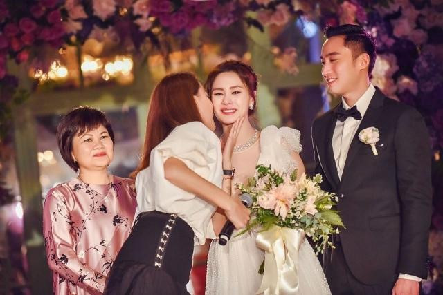 Chung Hân Đồng khóc trong đám cưới với chồng kém tuổi