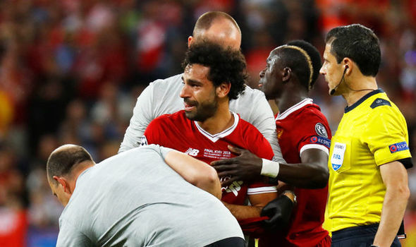 Điên rồ Kiev: Ramos triệt hạ Salah khóc rời sân và 