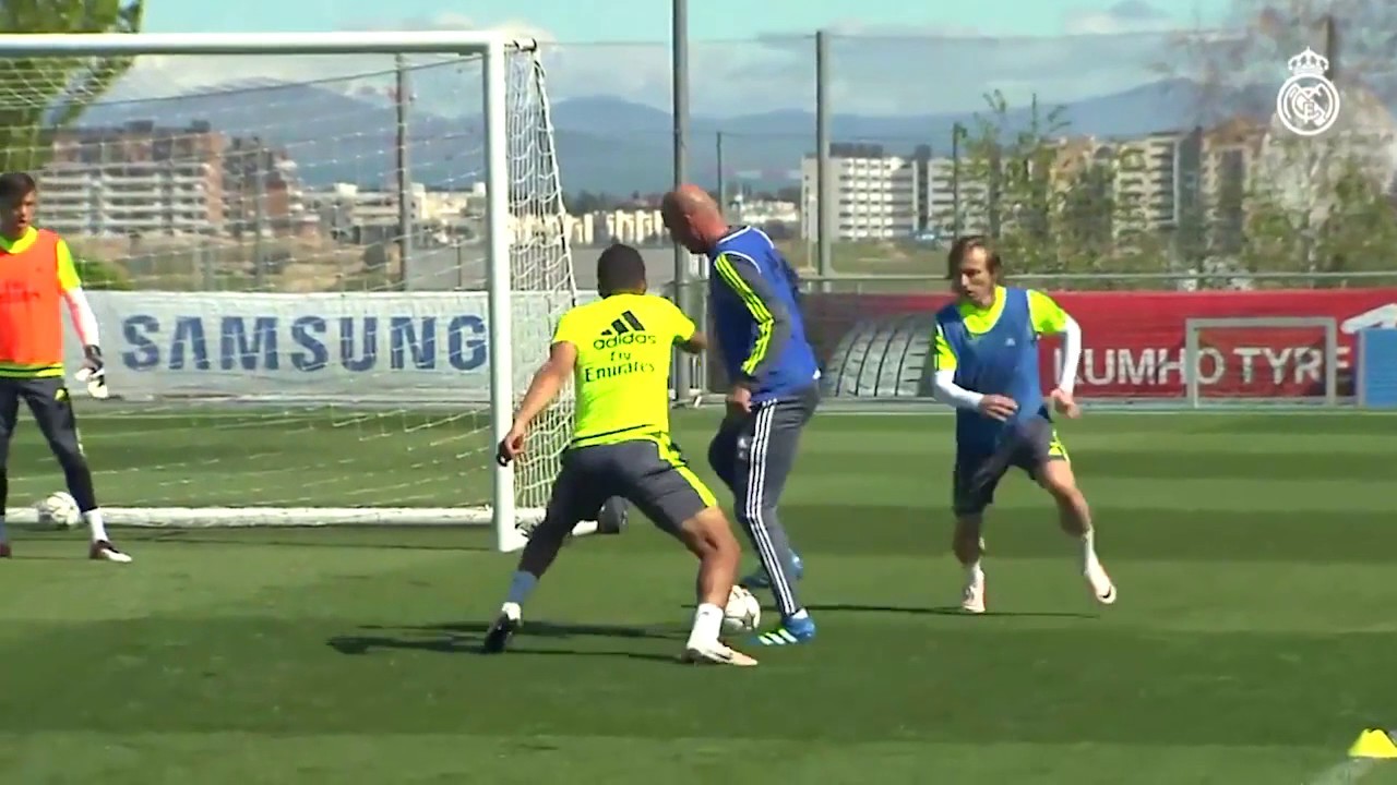 Zidane biểu diễn trên sân tập