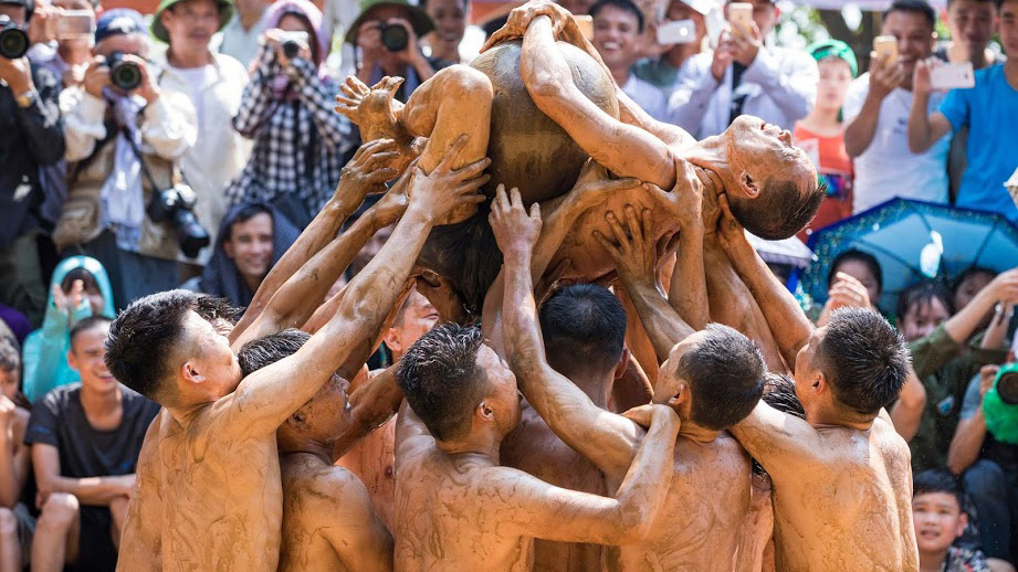 Nắng như đổ lửa trai tráng mình trần vật nhau, tranh cầu giữa làng