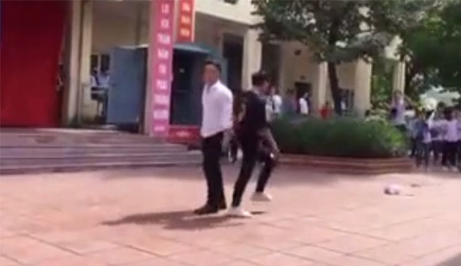 Thầy giáo và nam sinh nhảy cực nóng bỏng gây xôn xao mạng xã hội